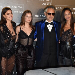 Andrea Bocelli, Anja Rubik, Irina Shayk, Barbara Palvin et Joan Smalls au spectacle "Intimissimi On Ice 2016" à l'Arena de Vérone. Italie, le 7 octobre 2016.