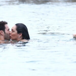 Kelly Brook et son compagnon Jeremy Parisi se baignent à Ischia en Italie le 14 juillet 2016