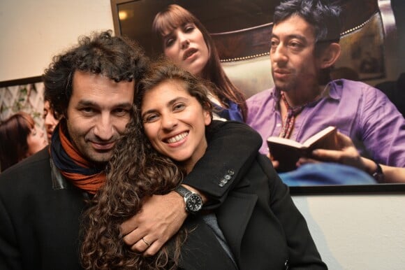 Yasmine Oughlis et son mari Jacques - Exposition "Gainsbourg Intime" à l'occasion de la sortie en avant-première du livre "Gainsbourg" à la galerie du Lucernaire à Paris le 10 octobre 2016. © Veeren/Bestimage