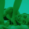Joe Jonas torride avec la bombe Charlotte McKinney dans le clip de sa nouvelle chanson intitulée Body Moves, qu'il interprète avec son groupe DNCE. Image extraite d'une vidéo publiée sur Youtube, le 11 octobre 2016