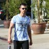 Le chanteur Joe Jonas va déjeuner avec des amis à West Hollywood le 2 septembre 2016.