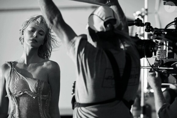 Making of : Charlize Theron, photographiée par Jean-Baptiste Mondino, pour la nouvelle campagne du parfum "J'adore" de Christian Dior, octobre 2016.