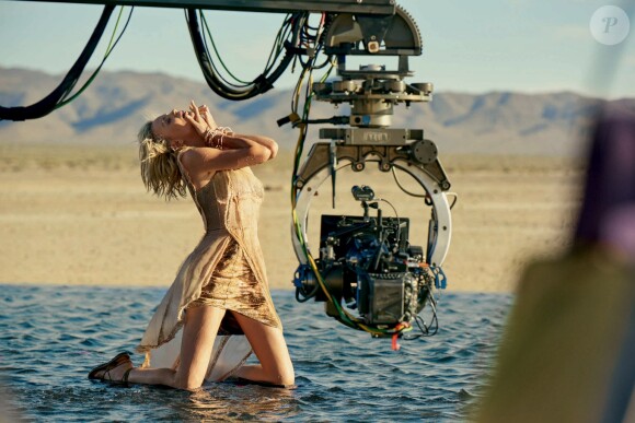 Making of : Charlize Theron, photographiée par Jean-Baptiste Mondino, pour la nouvelle campagne du parfum "J'adore" de Christian Dior, octobre 2016.