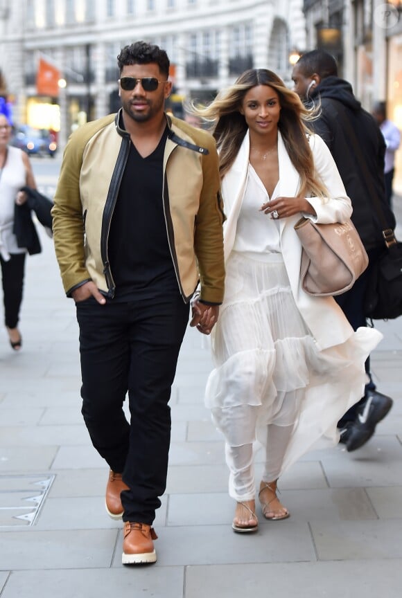 Russell Wilson et sa compagne Ciara sont allés faire du shopping à la boutique Burberry à Londres. Le 7 juillet 2016