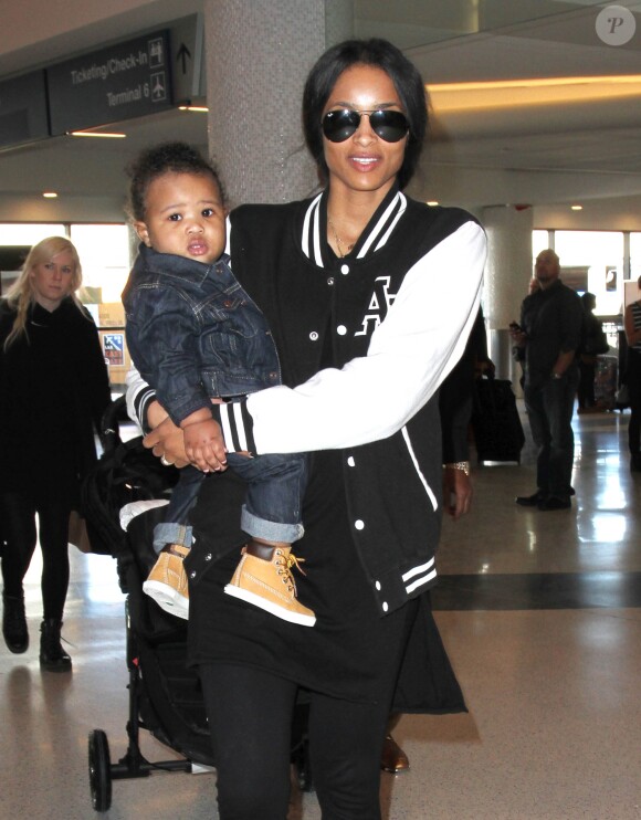 La chanteuse Ciara et son fils Future Wilburn à l'aéroport de Los Angeles le 15 janvier 201