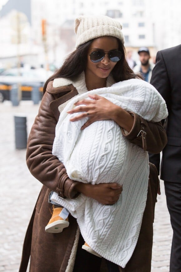 Exclusif - La chanteuse américaine Ciara avec son bébé de six mois, Future Zahir Wilburn et son père de Carlton Harris sort de l'hôtel Steigenberger à Bruxelles, le 18 novembre 2014.