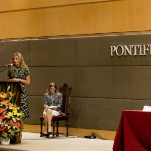 La reine Maxima des Pays-Bas, en visite en Argentine, a fait une intervention lors d'une conférence à l'Université catholique de Buenos Aires le 11 octobre 2016. Ses parents Jorge et Carmen et sa soeur Ines étaient venus la voir.