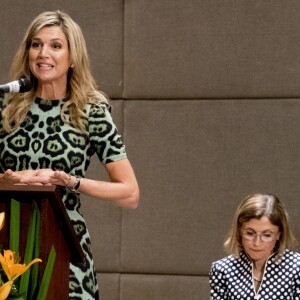 La reine Maxima des Pays-Bas, en visite en Argentine, a fait une intervention lors d'une conférence à l'Université catholique de Buenos Aires le 11 octobre 2016. Ses parents Jorge et Carmen et sa soeur Ines étaient venus la voir.