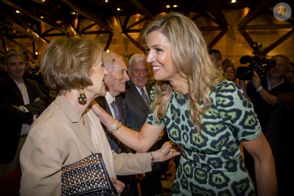 La reine Maxima des Pays-Bas a pu retrouver sa mère María del Carmen Cerruti Carricart à l'Université catholique d'Argentine à Buenos Aires le 11 octobre 2016 lors d'une conférence qu'elle donnait en sa qualité d'ambassadrice spéciale du secrétaire général des Nations unies pour la finance inclusive.