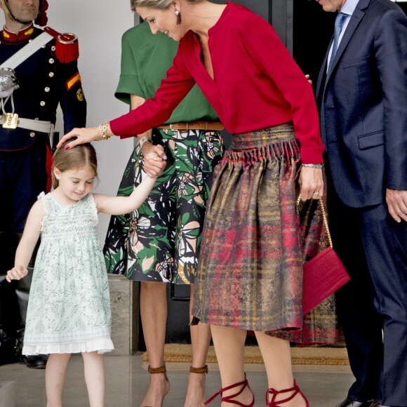 La reine Maxima des Pays-Bas a été reçue par le président de la République Mauricio Macri, sa femme Juliana Awada et leur fille dans la résidence présidentielle, de Olivos, à l'occasion de son voyage officiel en Argentine. Le 12 octobre 2016  Queen Maxima during a meeting with President Mr. Mauricio Macri and his wife Juliana Awada at the Residencia de Olivos (President's residence) on October 12, 2016 in Buenos Aires, Argentina. Queen Maxima visit Argentina in its role of special advocate of the Secretary-General of the United Nations for Inclusive Finance for Development.12/10/2016 - Buenos Aires