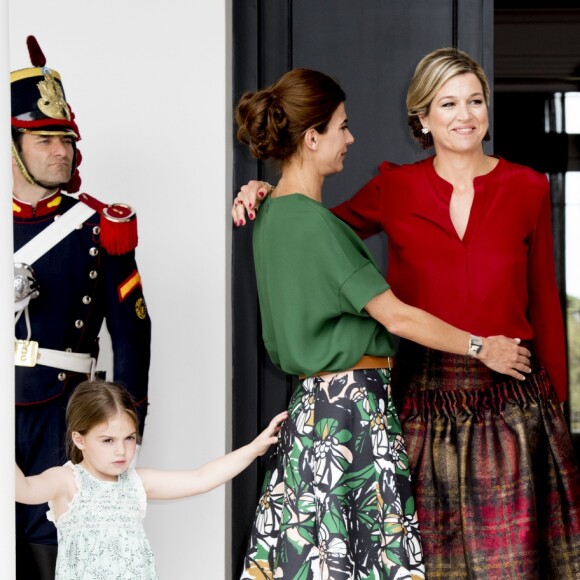 La reine Maxima des Pays-Bas a été reçue par le président de la République Mauricio Macri, sa femme Juliana Awada et leur fille dans la résidence présidentielle, de Olivos, à l'occasion de son voyage officiel en Argentine. Le 12 octobre 2016  Queen Maxima during a meeting with President Mr. Mauricio Macri and his wife Juliana Awada at the Residencia de Olivos (President's residence) on October 12, 2016 in Buenos Aires, Argentina. Queen Maxima visit Argentina in its role of special advocate of the Secretary-General of the United Nations for Inclusive Finance for Development.12/10/2016 - Buenos Aires