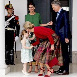 La reine Maxima des Pays-Bas embrasse Antonia, la fille du président argentin Mauricio Macri et son épouse en troisièmes noces Juliana Awada, le 12 octobre 2016 à la Quinta de Olivos à Buenos Aires.
