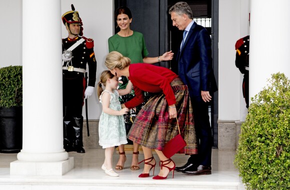 La reine Maxima des Pays-Bas embrasse Antonia, la fille du président argentin Mauricio Macri et son épouse en troisièmes noces Juliana Awada, le 12 octobre 2016 à la Quinta de Olivos à Buenos Aires.