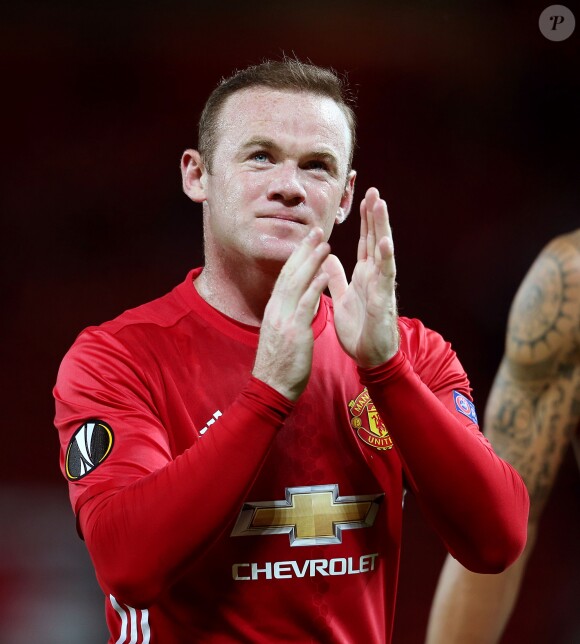 Wayne Rooney applaudit les fans de Manchester United après un match le 29 septembre 2016.