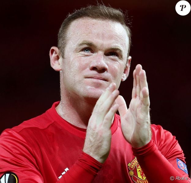 Wayne Rooney applaudit les fans de Manchester United après un match le 29 septembre 2016.