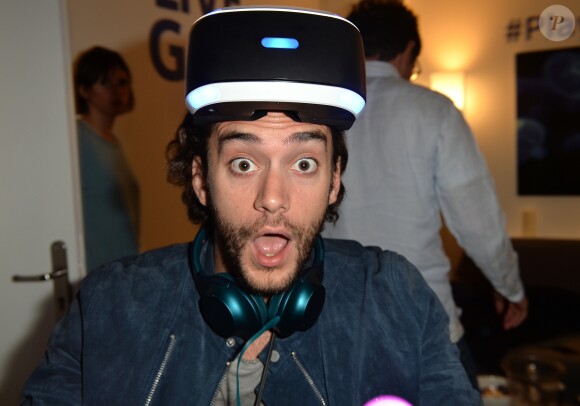 DJ Léo Lanvin lors de la soirée Experience PlayStation VR à Paris, France, le 13 octobre 2016.