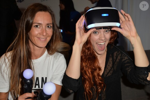Emmanuelle Boidron et Anaïs Delva lors de la soirée Experience PlayStation VR à Paris, France, le 13 octobre 2016.