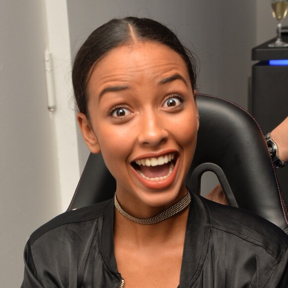 Flora Coquerel (Miss France 2014) lors de la soirée Experience PlayStation VR à Paris, France, le 13 octobre 2016.