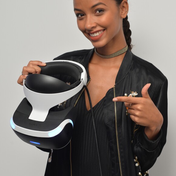 Flora Coquerel (Miss France 2014) lors de la soirée Experience PlayStation VR à Paris, France, le 13 octobre 2016.