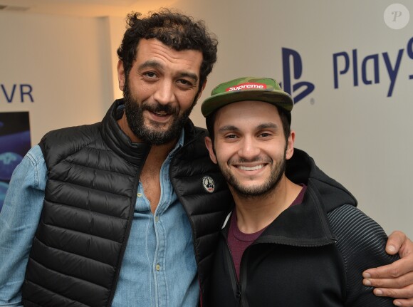 Ramzy Bédia et Malik Bentalha lors de la soirée Experience PlayStation VR à Paris, France, le 13 octobre 2016.
