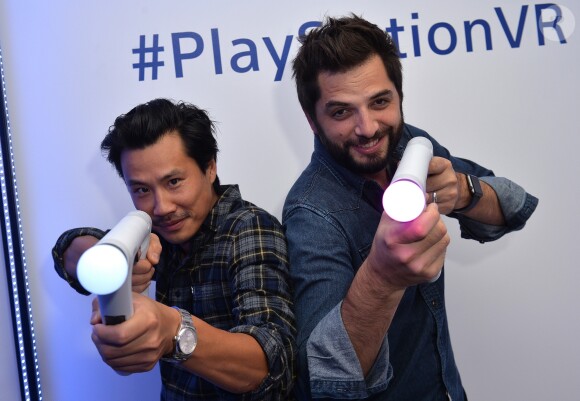 Frédéric Chau et Diego Bunuel lors de la soirée Experience PlayStation VR à Paris, France, le 13 octobre 2016.