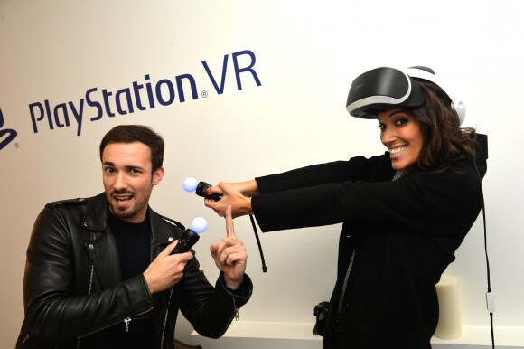 Romain Migdalski et Laurie Cholewa lors de la soirée Experience PlayStation VR à Paris, France, le 13 octobre 2016.