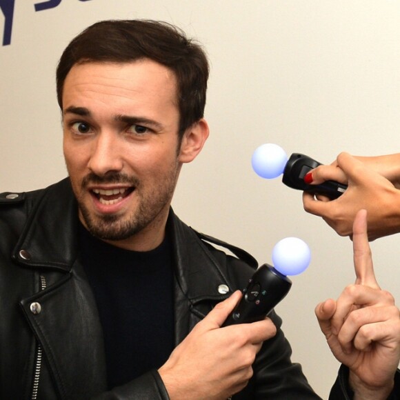 Romain Migdalski et Laurie Cholewa lors de la soirée Experience PlayStation VR à Paris, France, le 13 octobre 2016.