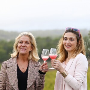 Julie Gayet et Valérie Rousselle lors de la soirée caritative à l'occasion du mois Octobre Rose, le 14 octobre 2016, au Château Roubine à Lorgues