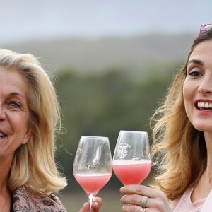 Julie Gayet et Valérie Rousselle lors de la soirée caritative à l'occasion du mois Octobre Rose, le 14 octobre 2016, au Château Roubine à Lorgues