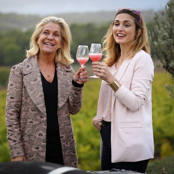 Julie Gayet et Valérie Rousselle lors de la soirée caritative à l'occasion du mois Octobre Rose, le 14 octobre 2016, au Château Roubine à Lorgues