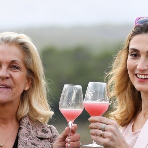 Julie Gayet et Valérie Rousselle lors de la soirée caritative à l'occasion du mois Octobre Rose, le 14 octobre 2016, au Château Roubine à Lorgues