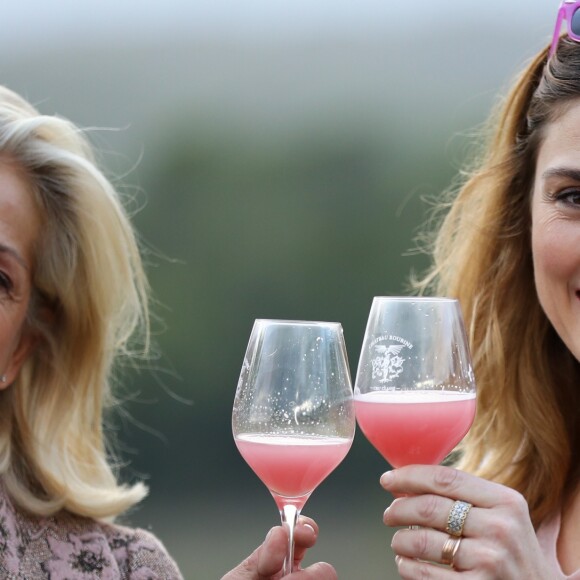 Julie Gayet et Valérie Rousselle lors de la soirée caritative à l'occasion du mois Octobre Rose, le 14 octobre 2016, au Château Roubine à Lorgues