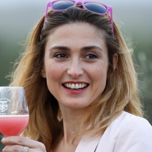 Julie Gayet lors de la soirée caritative à l'occasion du mois Octobre Rose, le 14 octobre 2016, au Château Roubine à Lorgues