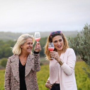 Julie Gayet et Valérie Rousselle lors de la soirée caritative à l'occasion du mois Octobre Rose, le 14 octobre 2016, au Château Roubine à Lorgues