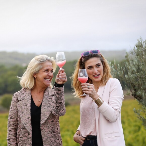 Julie Gayet et Valérie Rousselle lors de la soirée caritative à l'occasion du mois Octobre Rose, le 14 octobre 2016, au Château Roubine à Lorgues