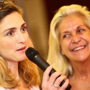 Julie Gayet et Valérie Rousselle lors de la soirée caritative à l'occasion du mois Octobre Rose, le 14 octobre 2016, au Château Roubine à Lorgues