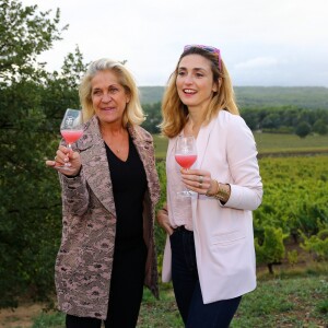 Julie Gayet et Valérie Rousselle lors de la soirée caritative à l'occasion du mois Octobre Rose, le 14 octobre 2016, au Château Roubine à Lorgues