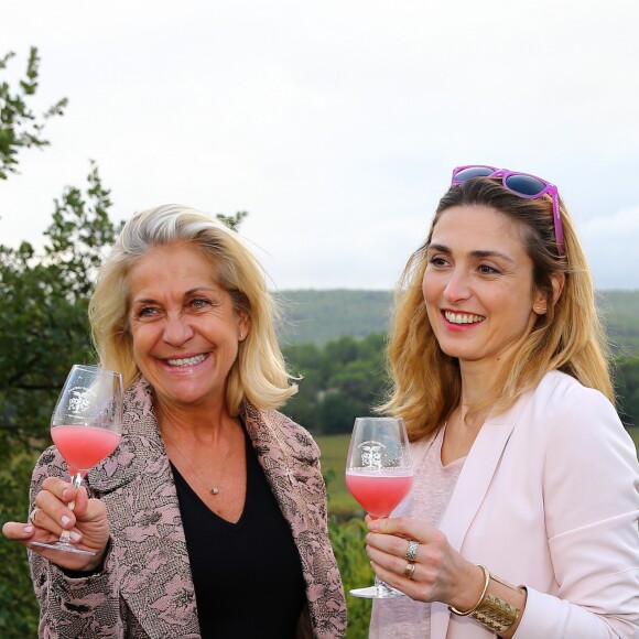 Julie Gayet et Valérie Rousselle lors de la soirée caritative à l'occasion du mois Octobre Rose, le 14 octobre 2016, au Château Roubine à Lorgues