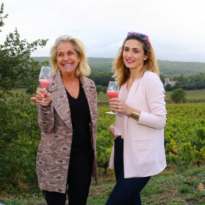 Julie Gayet et Valérie Rousselle lors de la soirée caritative à l'occasion du mois Octobre Rose, le 14 octobre 2016, au Château Roubine à Lorgues