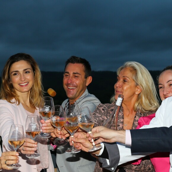 Julie Gayet et Valérie Rousselle lors de la soirée caritative à l'occasion du mois Octobre Rose, le 14 octobre 2016, au Château Roubine à Lorgues