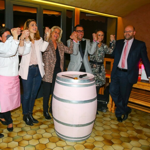 Julie Gayet et Valérie Rousselle lors de la soirée caritative à l'occasion du mois Octobre Rose, le 14 octobre 2016, au Château Roubine à Lorgues