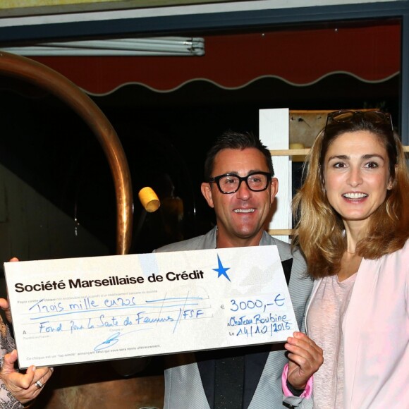 Julie Gayet et Valérie Rousselle lors de la soirée caritative à l'occasion du mois Octobre Rose, le 14 octobre 2016, au Château Roubine à Lorgues