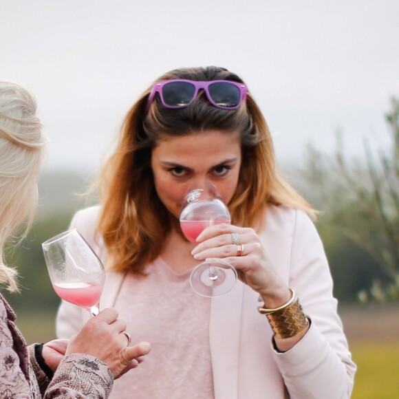 Julie Gayet et Valérie Rousselle lors de la soirée caritative à l'occasion du mois Octobre Rose, le 14 octobre 2016, au Château Roubine à Lorgues