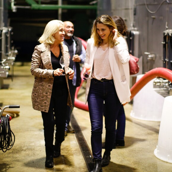 Julie Gayet et Valérie Rousselle lors de la soirée caritative à l'occasion du mois Octobre Rose, le 14 octobre 2016, au Château Roubine à Lorgues