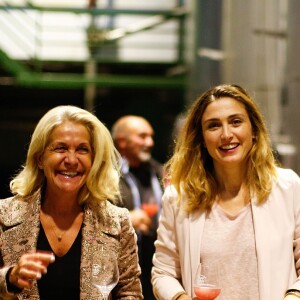 Julie Gayet et Valérie Rousselle lors de la soirée caritative à l'occasion du mois Octobre Rose, le 14 octobre 2016, au Château Roubine à Lorgues