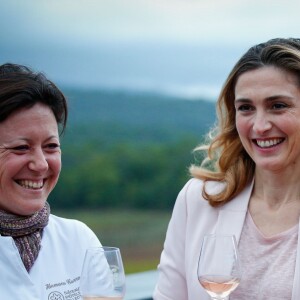 Julie Gayet et Valérie Rousselle lors de la soirée caritative à l'occasion du mois Octobre Rose, le 14 octobre 2016, au Château Roubine à Lorgues