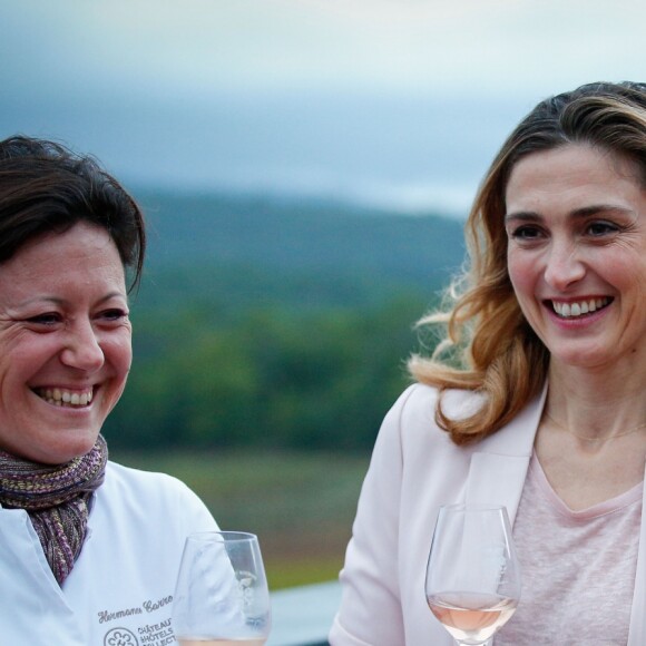 Julie Gayet et Valérie Rousselle lors de la soirée caritative à l'occasion du mois Octobre Rose, le 14 octobre 2016, au Château Roubine à Lorgues