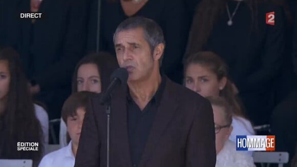 Julien Clerc interprète "Utile" lors de la cérémonie en hommage aux victimes des attentats de Nice organisée à Nice le 15 octobre 2016.