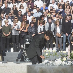 Des élèves du lycée Massena déposent 86 roses pour rendre hommage aux 86 victimes. - François Hollande lors de l'hommage National aux victimes de l'attentat de Nice à Nice le 15 octobre 2016