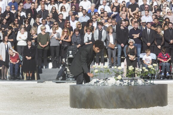Des élèves du lycée Massena déposent 86 roses pour rendre hommage aux 86 victimes. - François Hollande lors de l'hommage National aux victimes de l'attentat de Nice à Nice le 15 octobre 2016